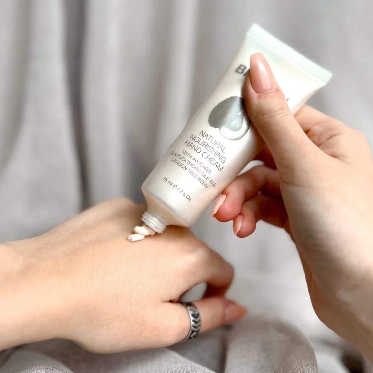 Bio2You Nourishing Hand Cream – натурален подхранващ крем за ръце с драконова кръв и авокадо
