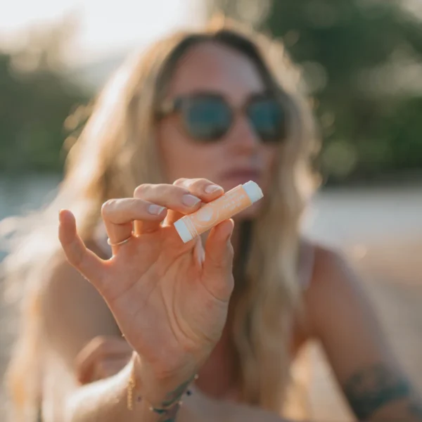 Био съставки на балсам за устни Beachkind: масло от карите, какао и малина